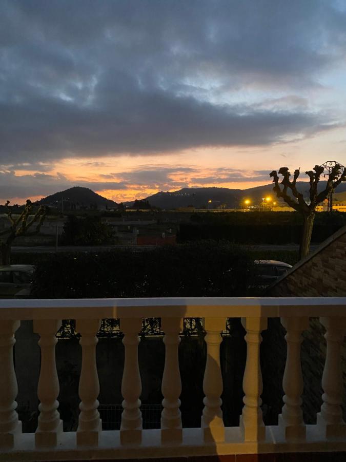 Comfortable Guest Room With Balcony Beniarjo Exterior photo